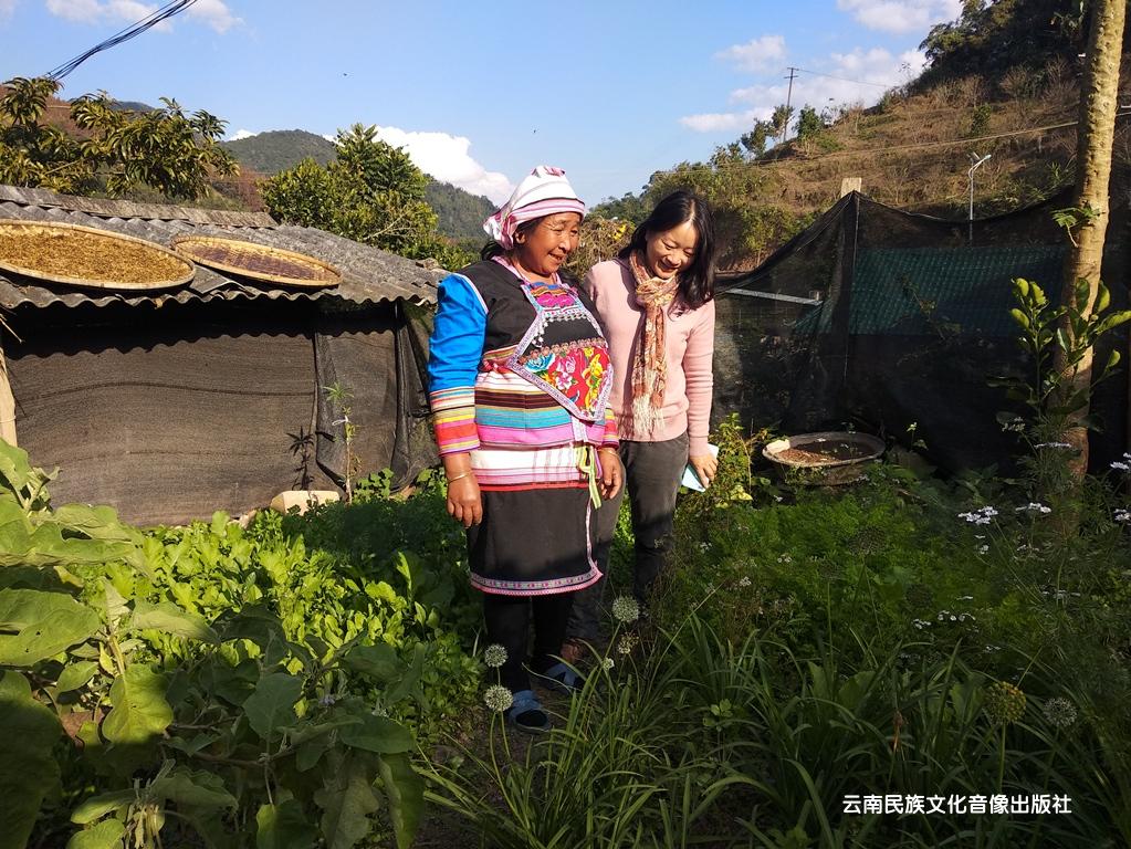 基诺族基层妇女工作者沙麦与伍琼华老师.jpg